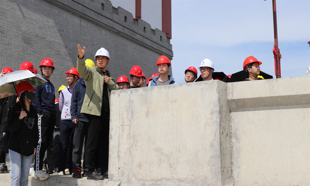 4月8日，武汉大学水利水电学院师生参观新集水电站交通桥.JPG