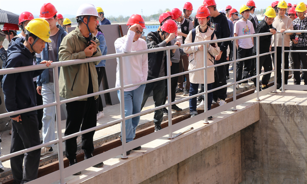 4月8日，武汉大学水利水电学院师生参观新集水电站泄水闸.JPG